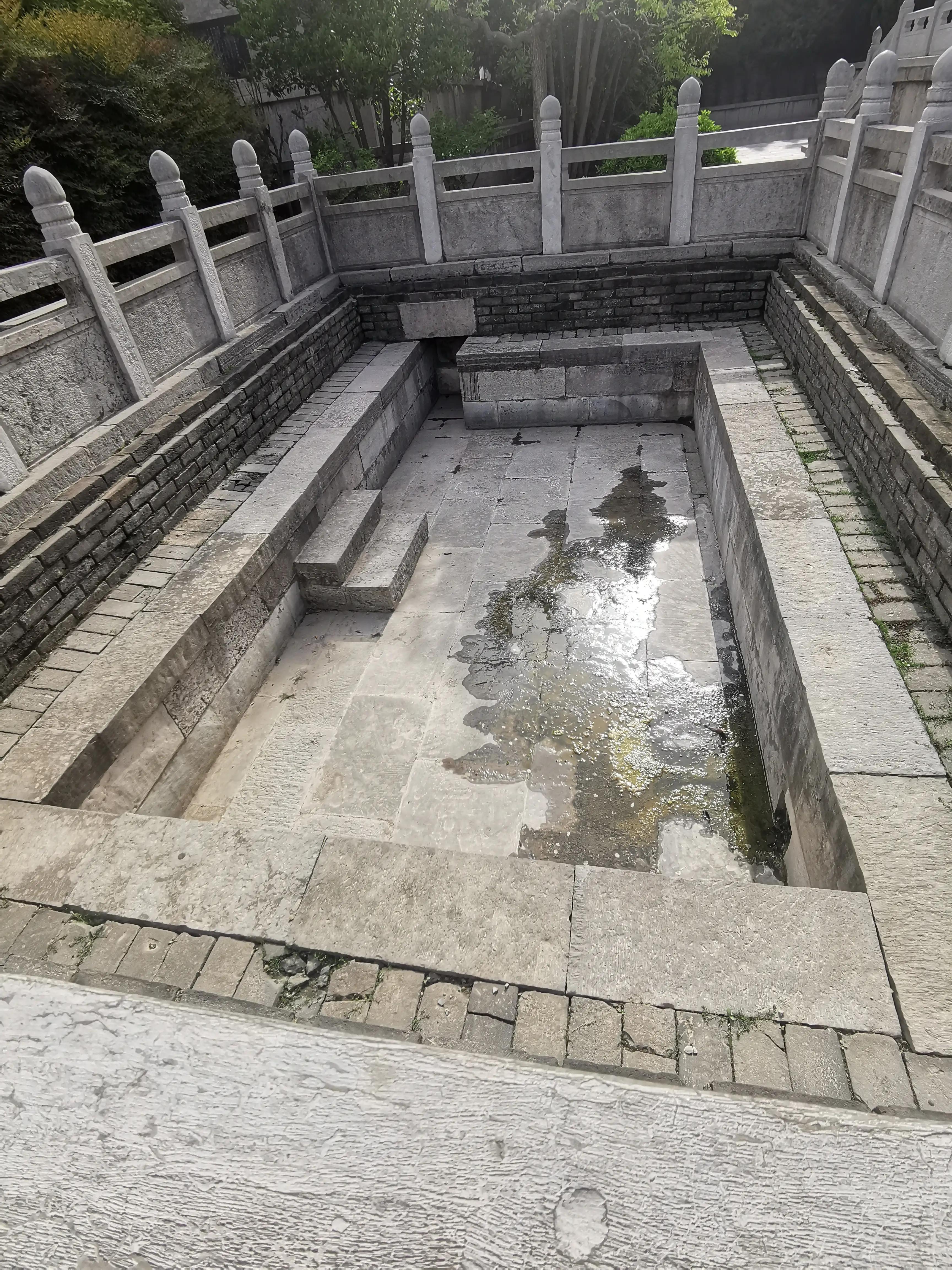 华清池温泉水滑洗凝脂,春寒赐浴华清池温泉水滑洗凝脂