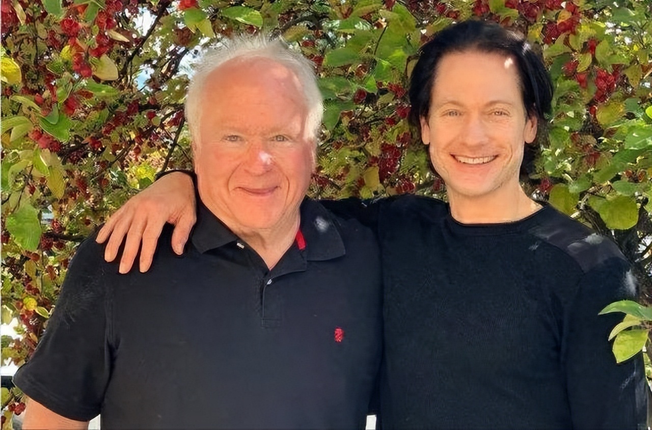 45岁亿万富翁与儿子换血,45岁亿万富豪重回18岁