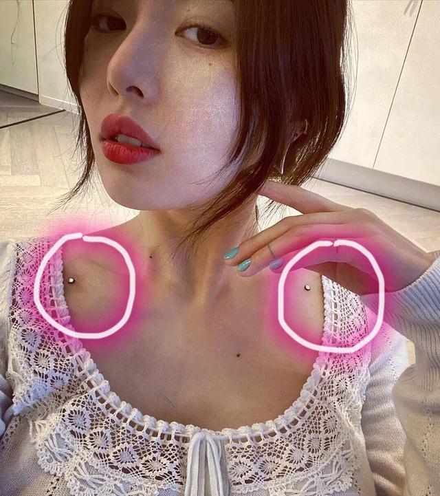 泫雅展现锁骨钉,泫雅晒锁骨钉