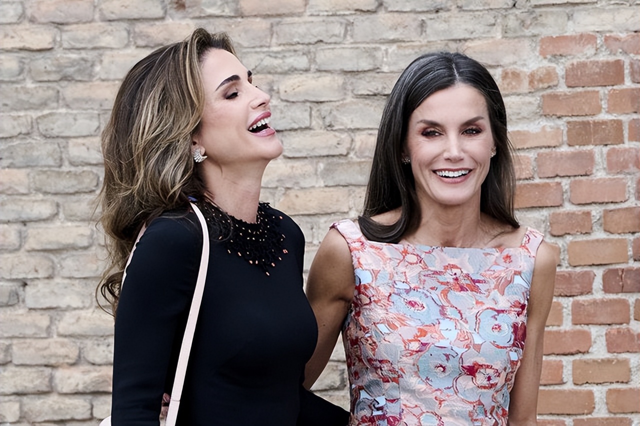 西班牙王后经典穿搭,西班牙王后实力演绎花裙穿搭