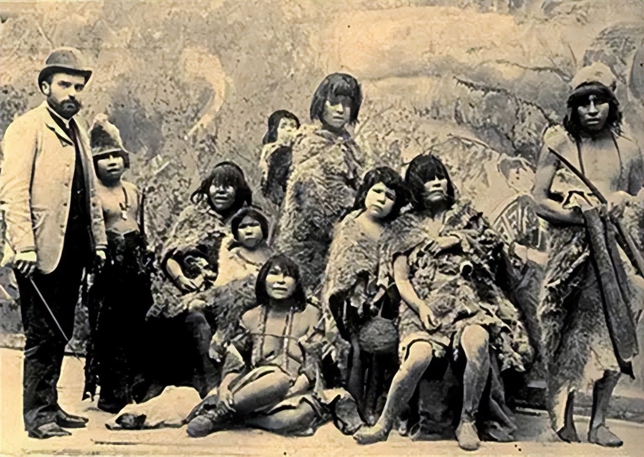 人类被动物当成宠物养在笼子里,把人类当作宠物关在笼子里