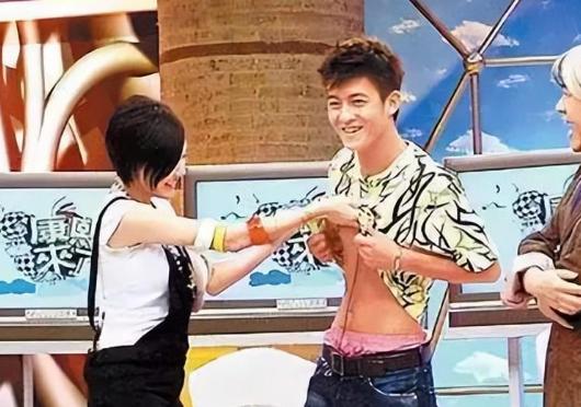 靠肩撒娇、摸脸掐腰、强吻壁咚，没分寸感的女明星算不算耍流氓？