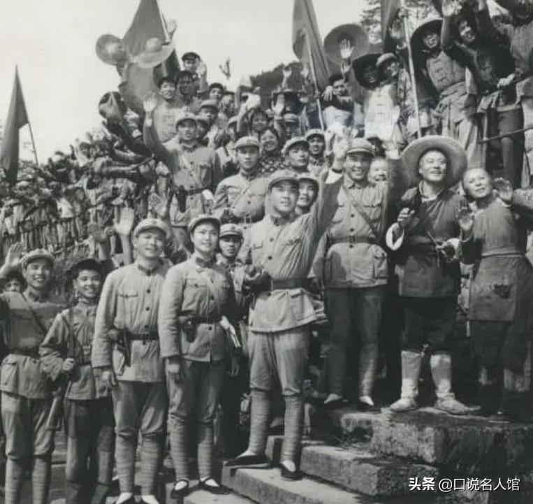 1976年，毛主席晚年看电影，10分钟不到便号啕大哭，被迫中止放映