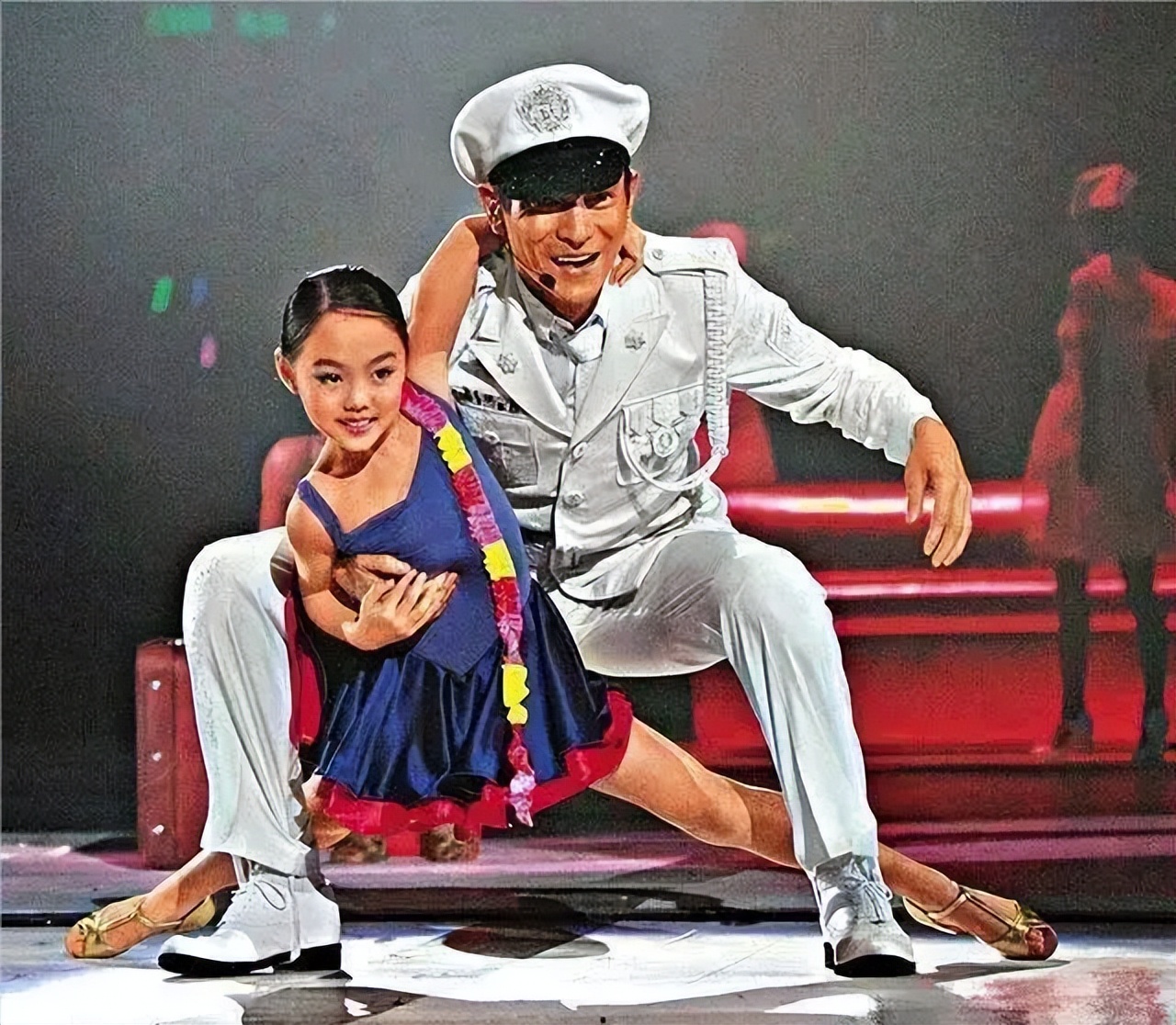 情义千斤不敌胸脯四两的意思,情义千斤不敌胸脯二两