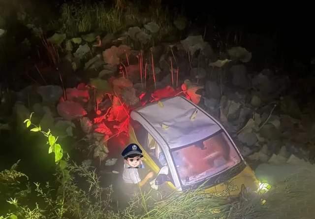 惊险！车上孕妇与儿童悠然出塘