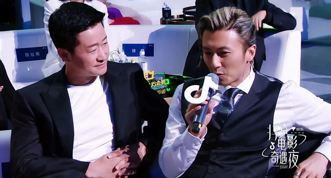 上海这一夜，内娱来了一大半，吴京谢霆锋拿大奖，冯小刚忙着交际