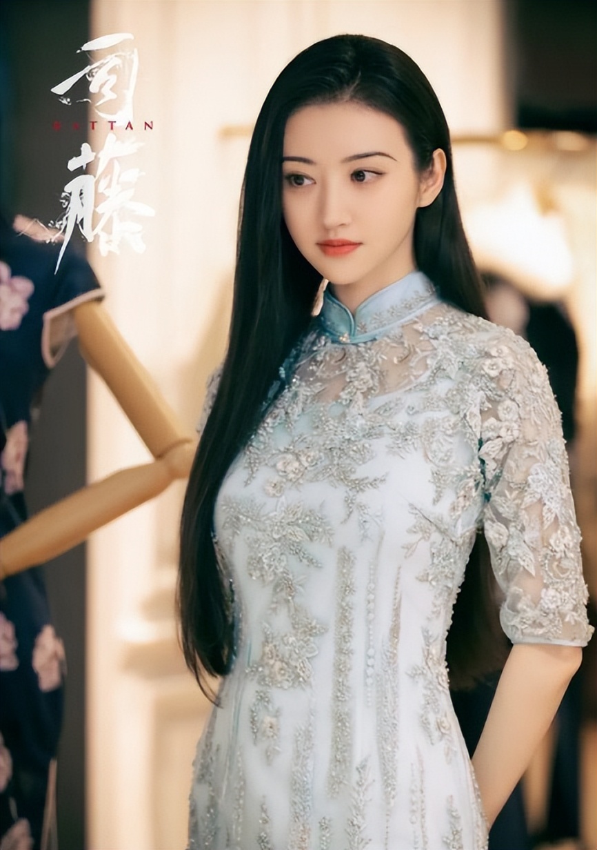 强捧不红景甜：坐拥3.5亿豪宅被张继科拒婚，资源逆天金主成谜