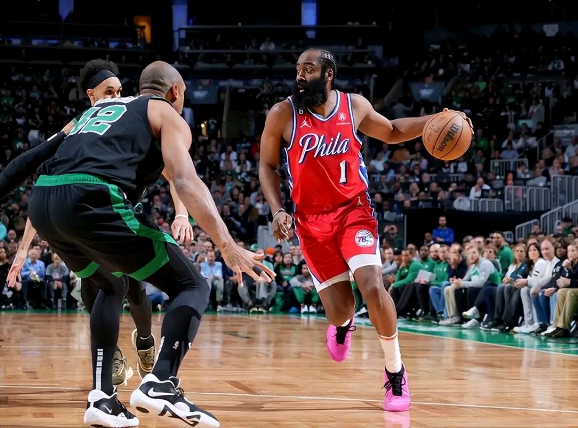 哈登红色篮球鞋罚球,粉红色球鞋