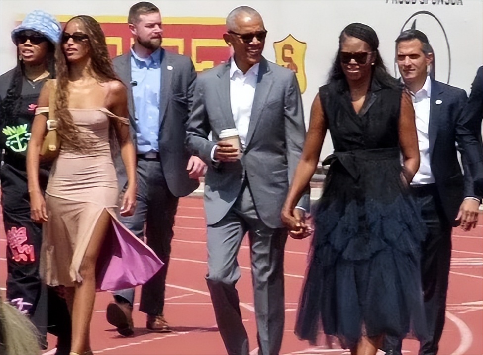 为什么那么多人捧张艺谋,张艺谋为什么这么红火