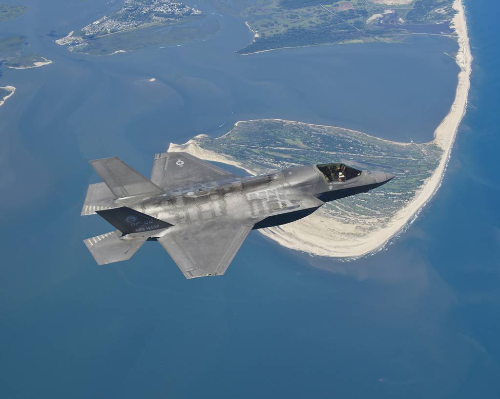 同一日，美军三架飞机离奇的在日本，同时被雷劈了