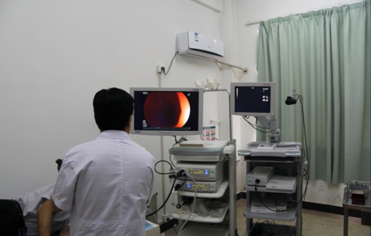 海南4岁女孩腹痛,海南女孩晕倒