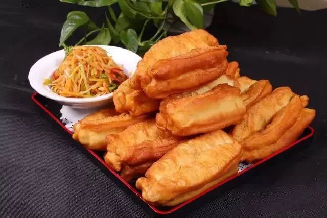 早餐店油条的做法和配方的全过程,油条正宗做法和配方500克面粉