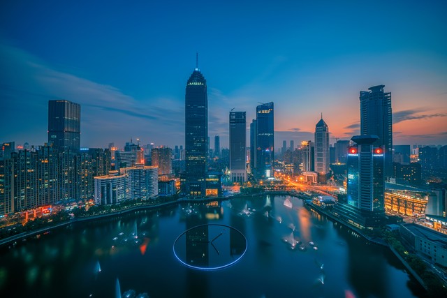 中国第五大城市南京和成都对比,未来十年南北10大城市