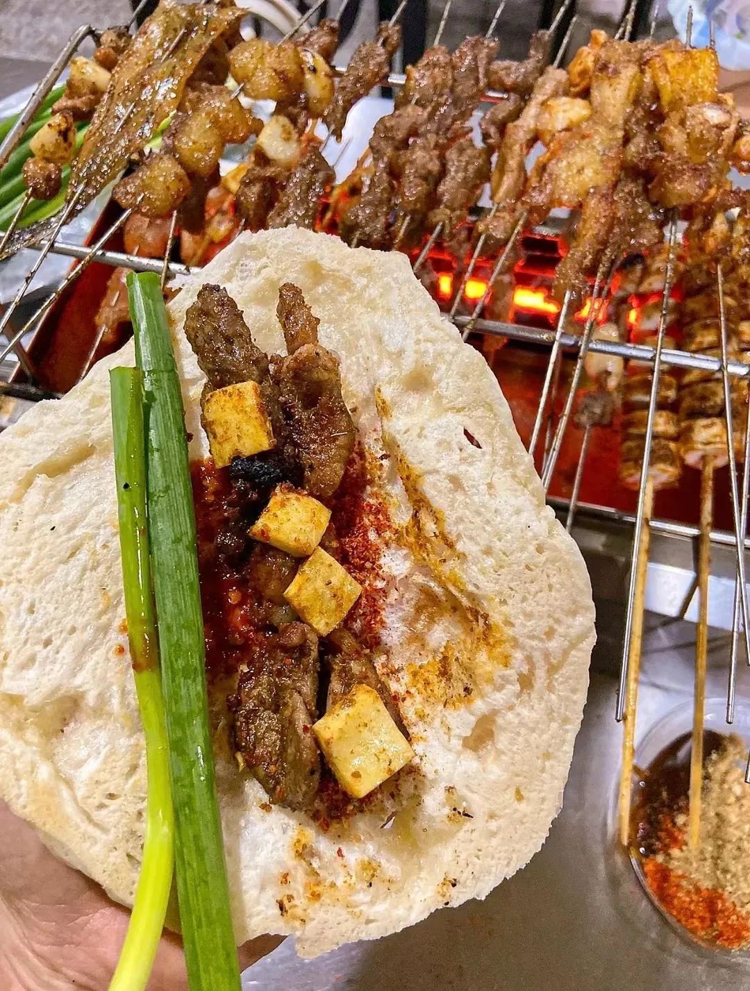 淄博烧烤炸裂整个烧烤界,爆火的淄博烧烤