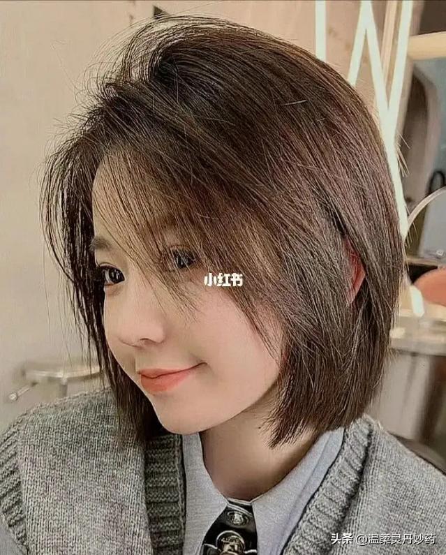 55岁脸小偏长什么发型显年轻,40-50岁显脸小最新款发型