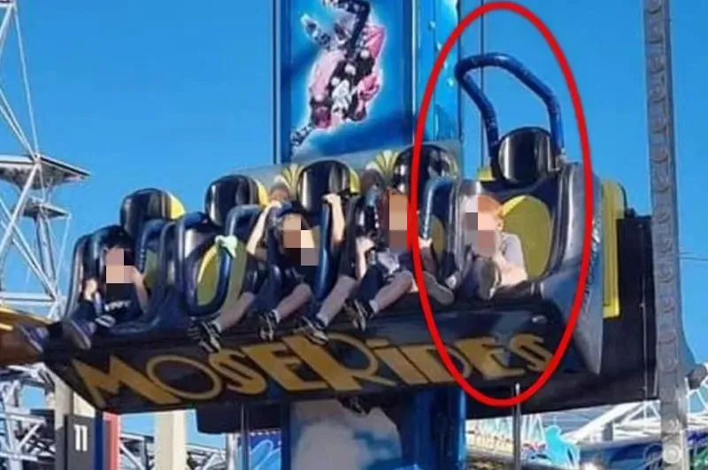 男孩玩跳楼机下来时吓的跪下,外国男孩玩跳楼机被吓晕