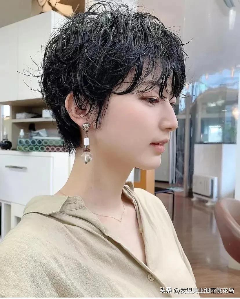 显年轻洋气的烫短发,显脸小显年轻的短发
