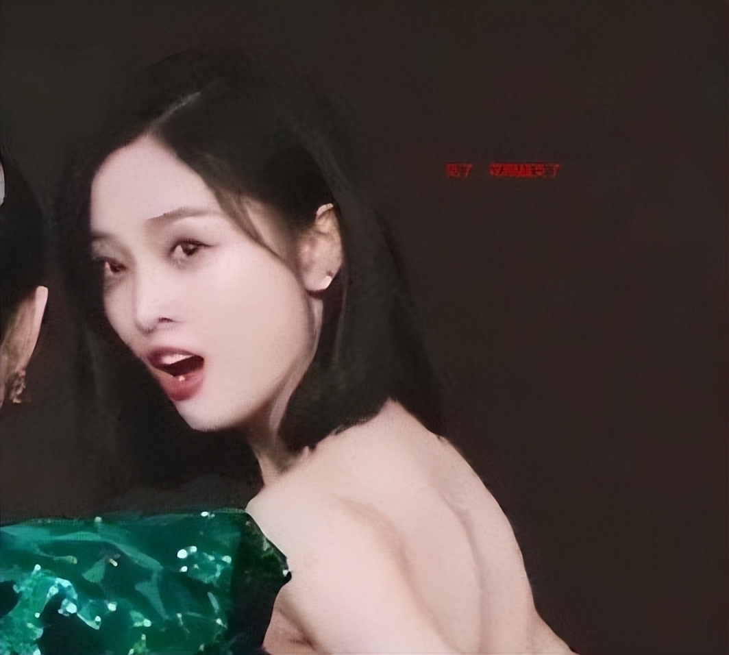 吴宣仪关晓彤玫红色礼服,关晓彤吴宣仪穿衣