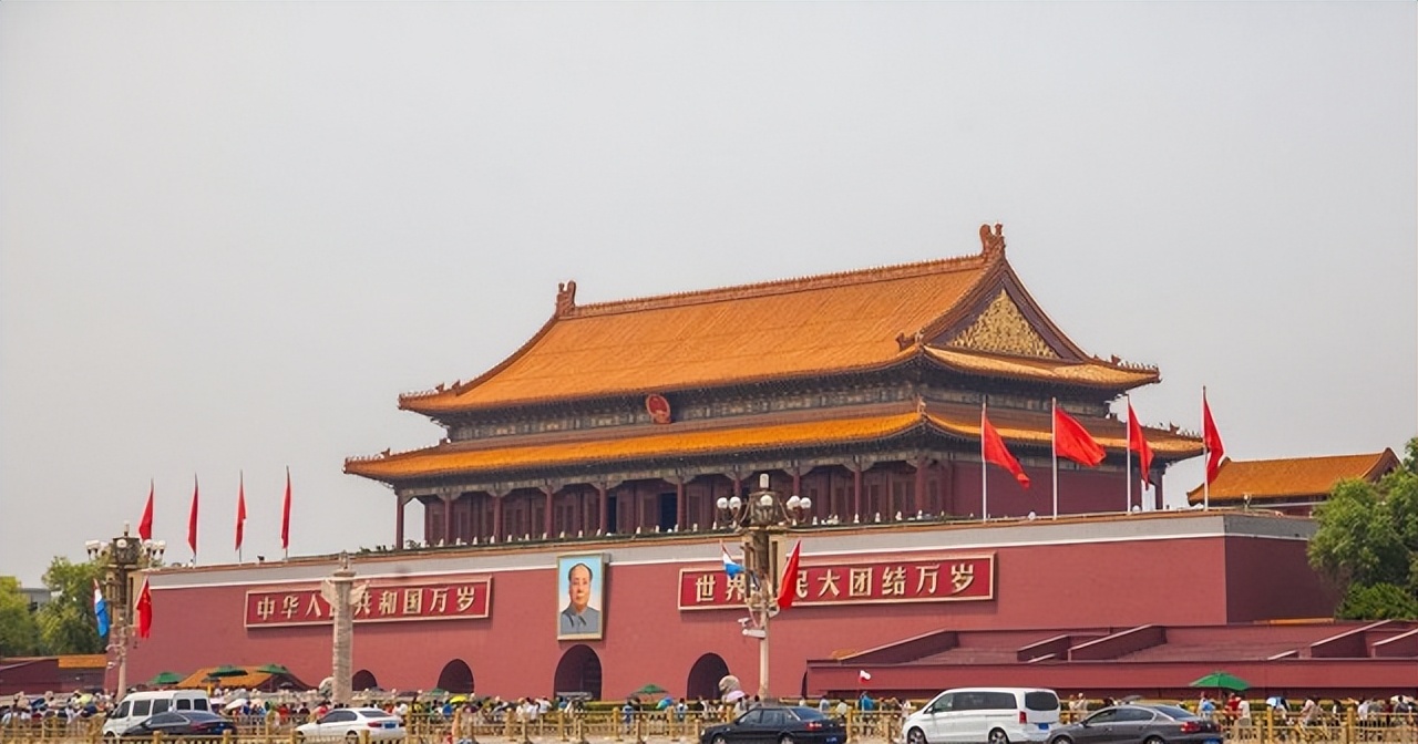 除了毛主席之外，*安门天**城楼上还挂过11个人的画像，都有谁？