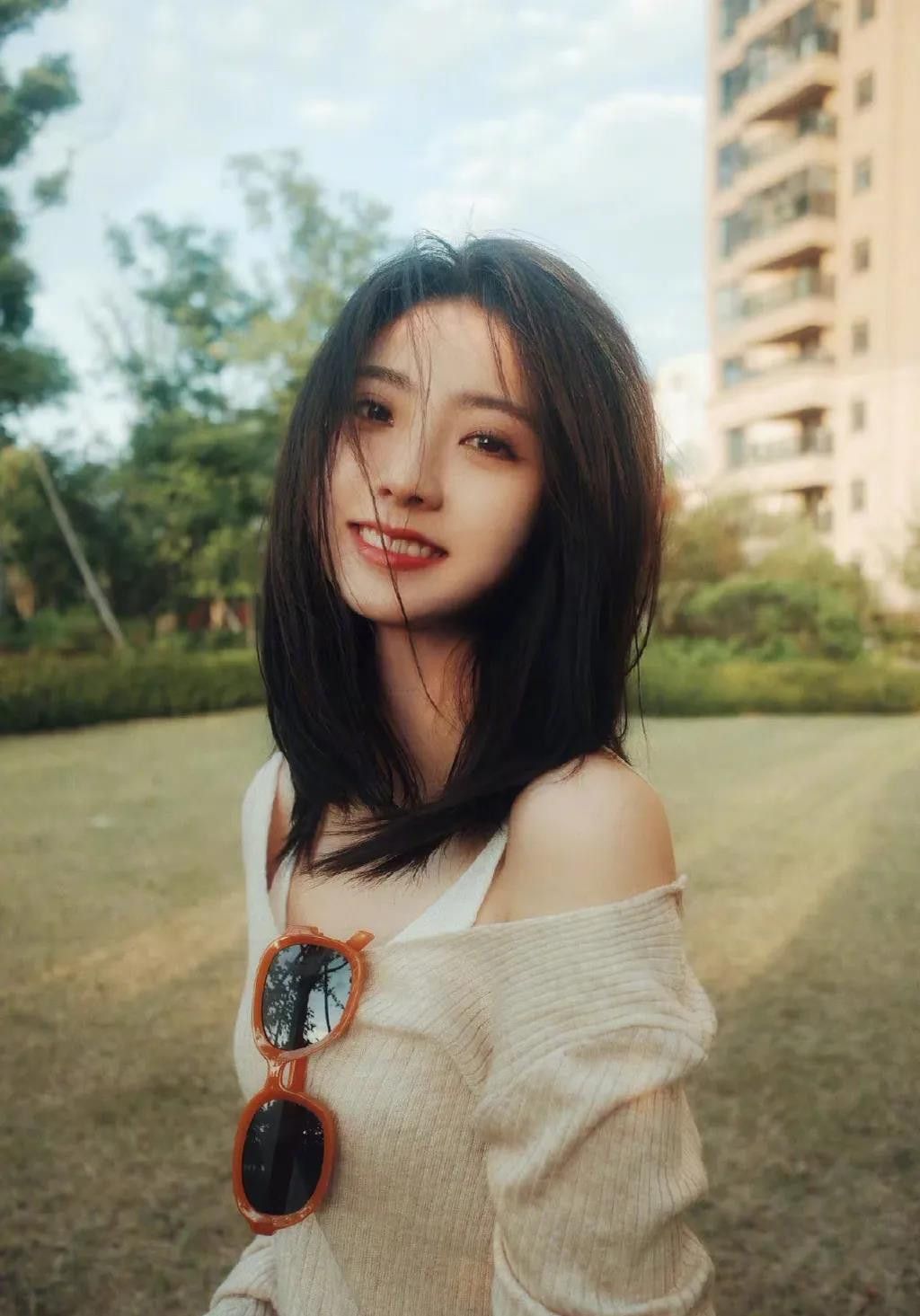 邢菲一袭白裙清新甜美,邢菲可爱少女照片