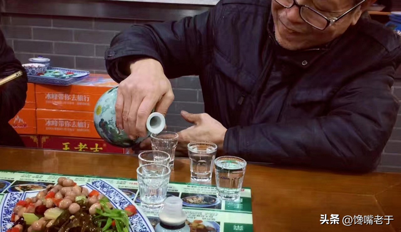 中老年人“勾兑酒”要慎喝，若条件允许，这5款纯粮酒好喝不上头