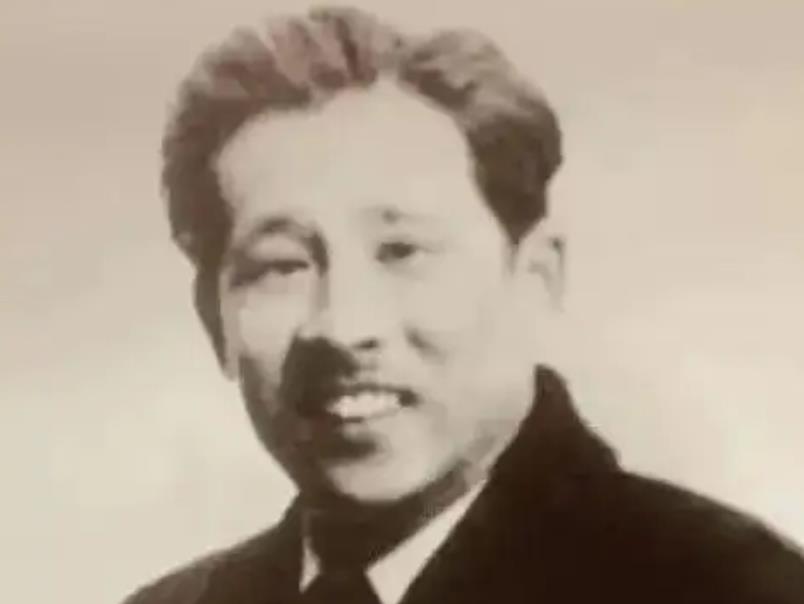 1941年香港沦陷，周恩来为救300人，不惜暴露两千地下*党**员，为何