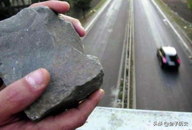 三个男孩高速路上砸车砸死人,三男孩高速砸车最后怎么判了