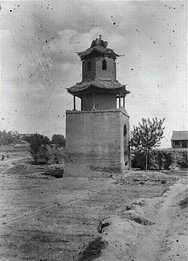 30张罕见晚清照:女子躺炕上欲仙欲死,骑跨在男子头上的洋人女子