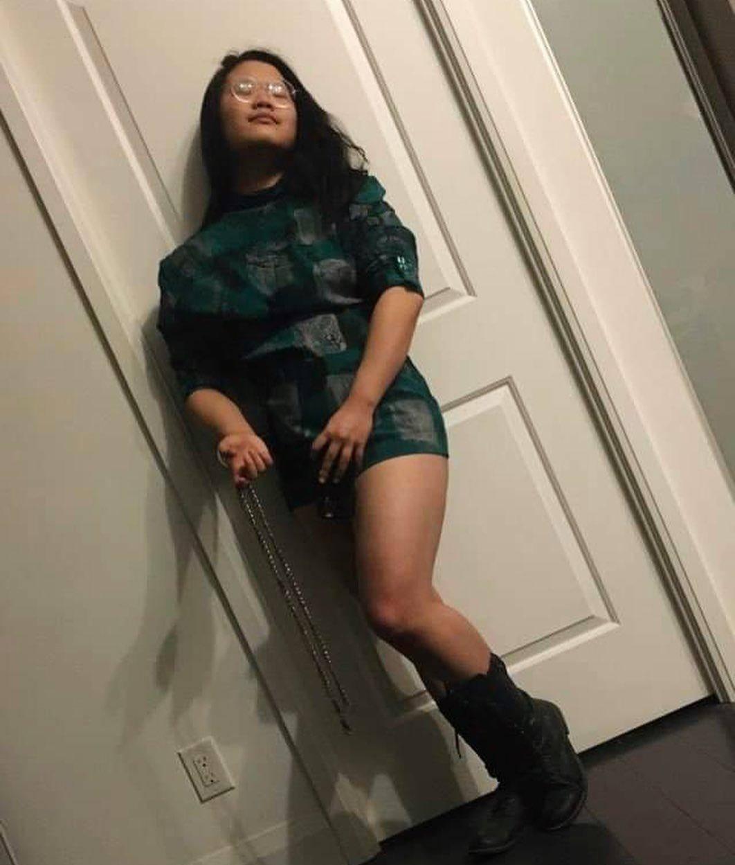 毕福剑女儿撞脸小岳岳！罕晒照留长发打扮很女人，身材壮硕太男人