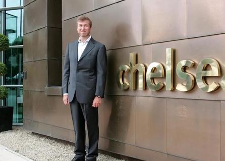 应该谴责而不是赞美，英媒呼吁蓝军球迷攻击阿布，想体面离开都难