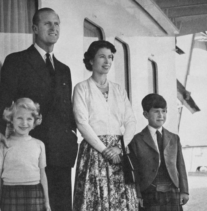 查尔斯和安妮公主兄妹情深,安妮公主和菲利普亲王小时候