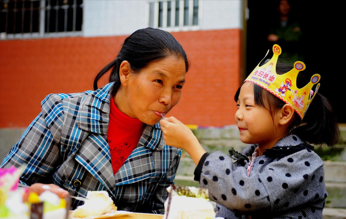 回乡养猪带领村民致富,大姐带村民发家致富