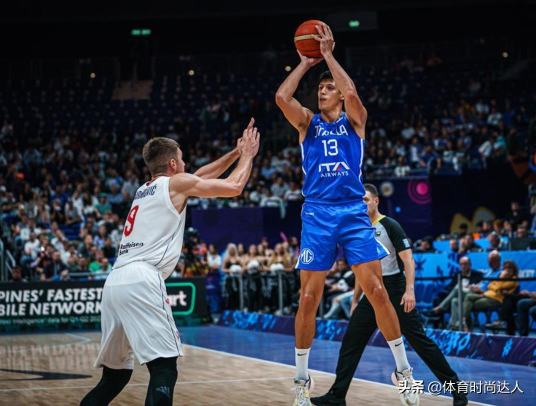 意大利男篮教练亲吻字母哥,意大利教练抱字母哥