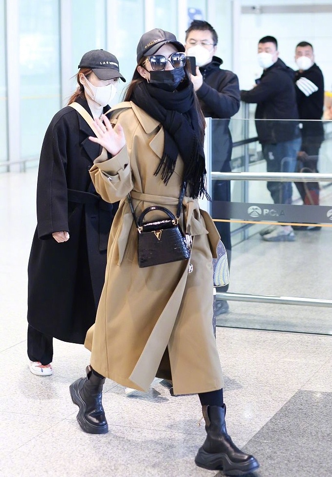 刘亦菲从法国回来了吗,刘亦菲巴黎素颜被偶遇同款上衣