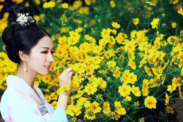 人生，注定就是一场花开花落的旅程，优秀作文赏析：《秋菊》