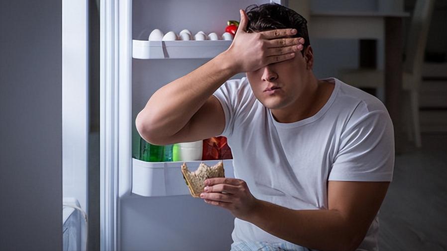 睡前吃夜宵凌晨肚子饿为什么,吃宵夜和饿肚子哪个危害大