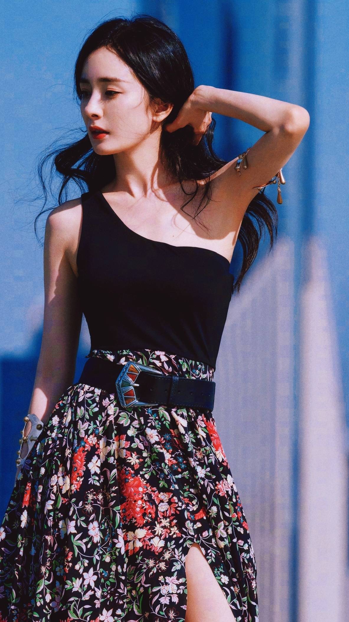 娱乐圈再曝大瓜，85后女星组织“身体”交易，安排旗下女艺人接客