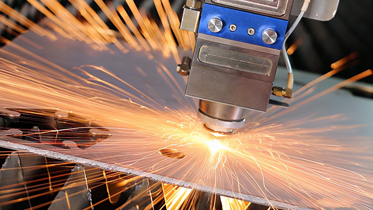 光纤激光切割机功率大小使用成本,光纤激光切割机对人体有哪些伤害