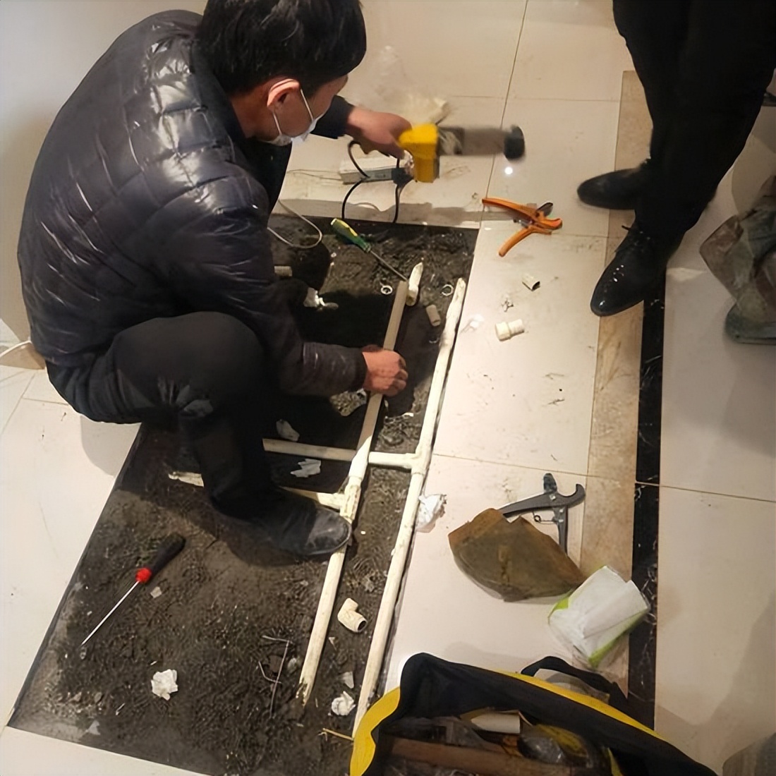 卫生间漏水去哪找维修师傅,卫生间漏水到楼下怎么维修