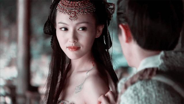 原形毕露！烤瓷牙“抢镜”忒显老，大概早已忘了“美人三分龅”