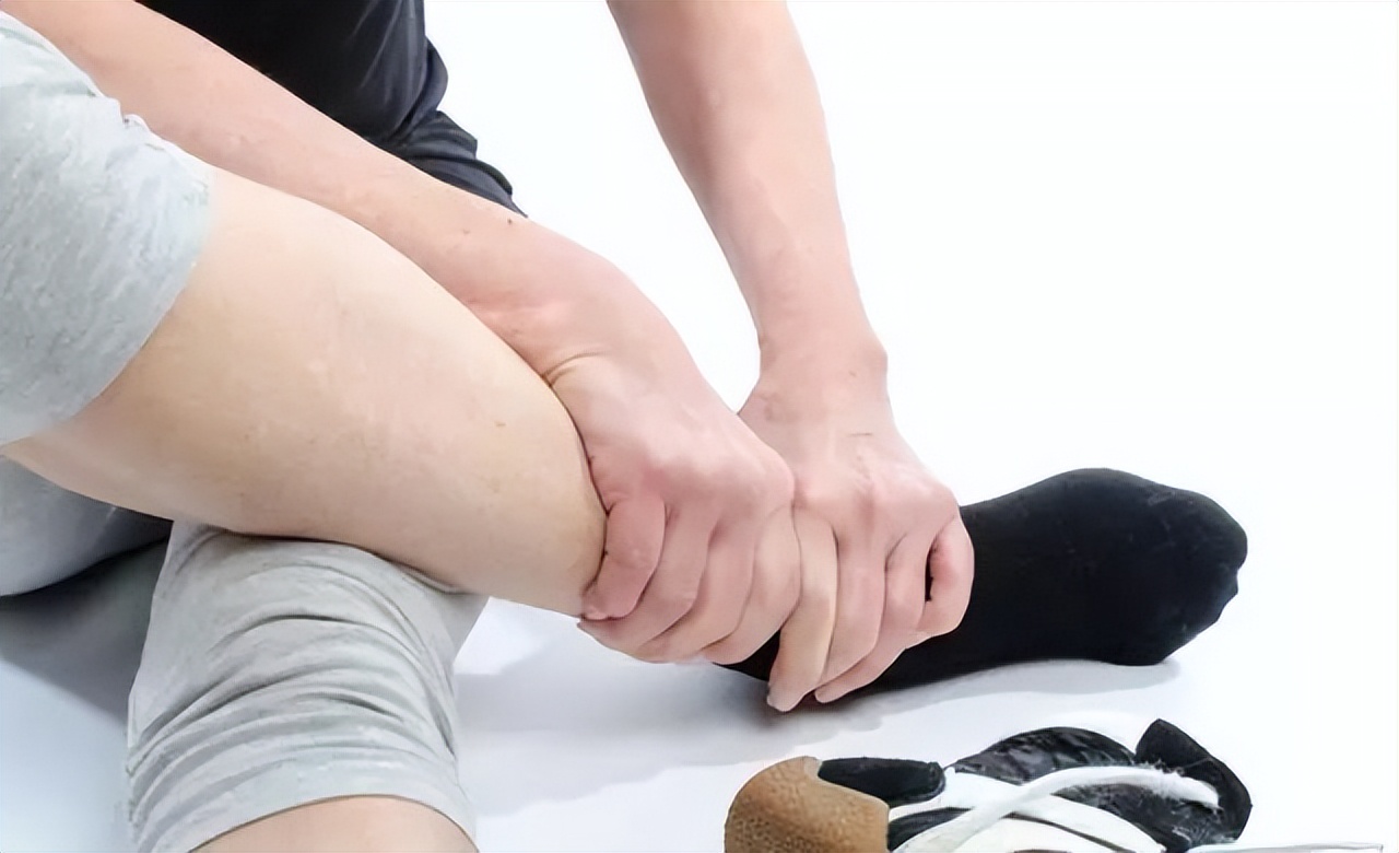 抽筋是什么原因和治疗方法,小腿抽筋胳膊抽筋手指抽筋