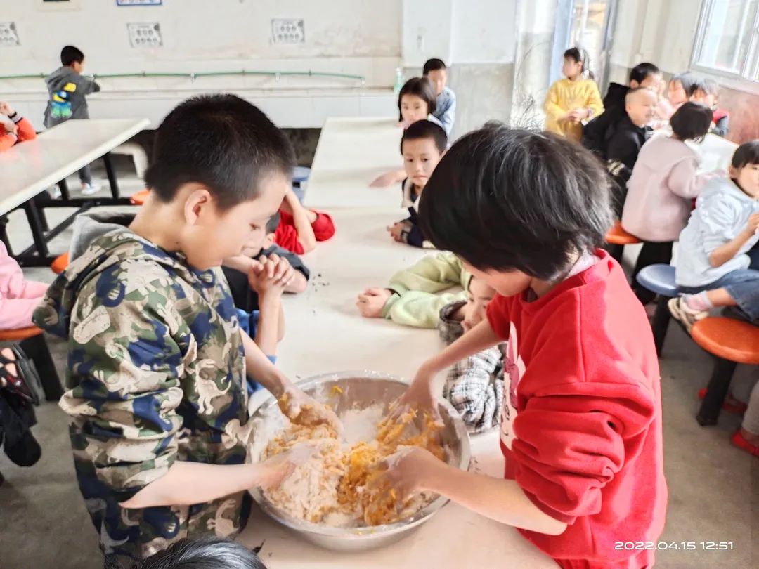 哈德教育|德爱公益俱乐部，用美食温暖孩子的心灵