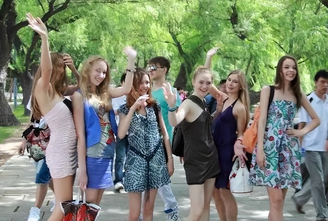 “内衣不穿，活该被*拍偷**！”刻板印象下女性需要的不仅是穿衣自由