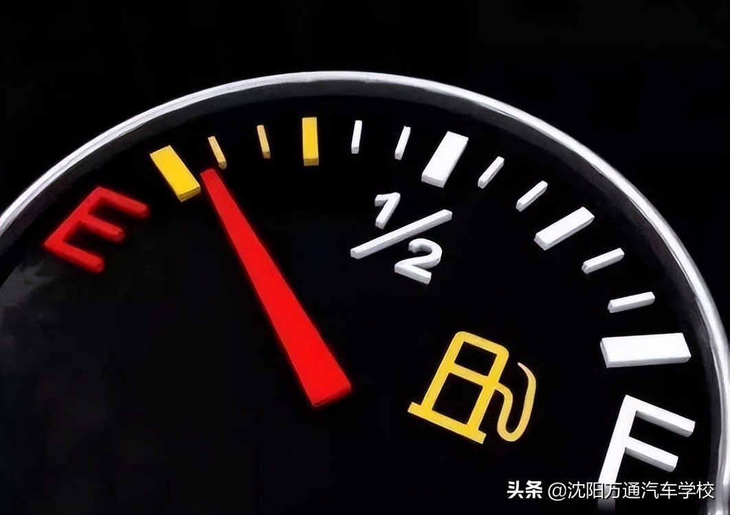 加油时要注意这4点问题别吃亏了,给汽车加油用什么好