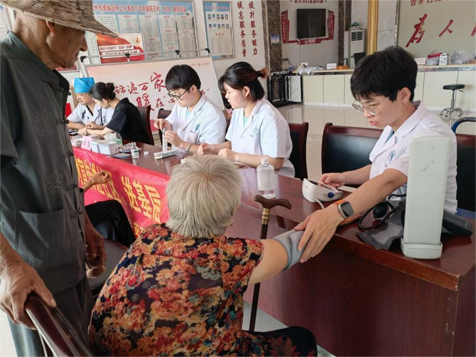 安中医大学生直播,名中医下乡义诊