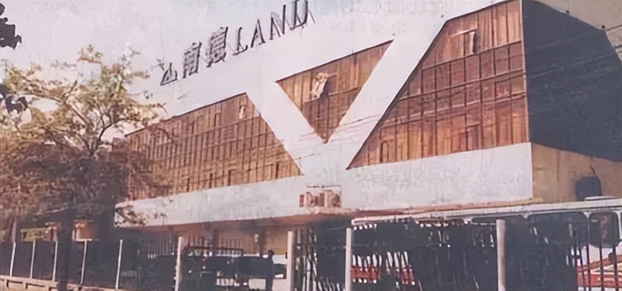 巨骗还是天才？罐头换苏联飞机，三度入狱，76岁坐拥北京264套房