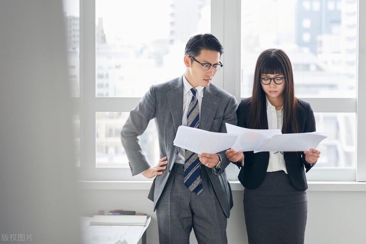 酒局上领导说“去买包烟”，不要真去买烟，老油条才懂这三个暗示