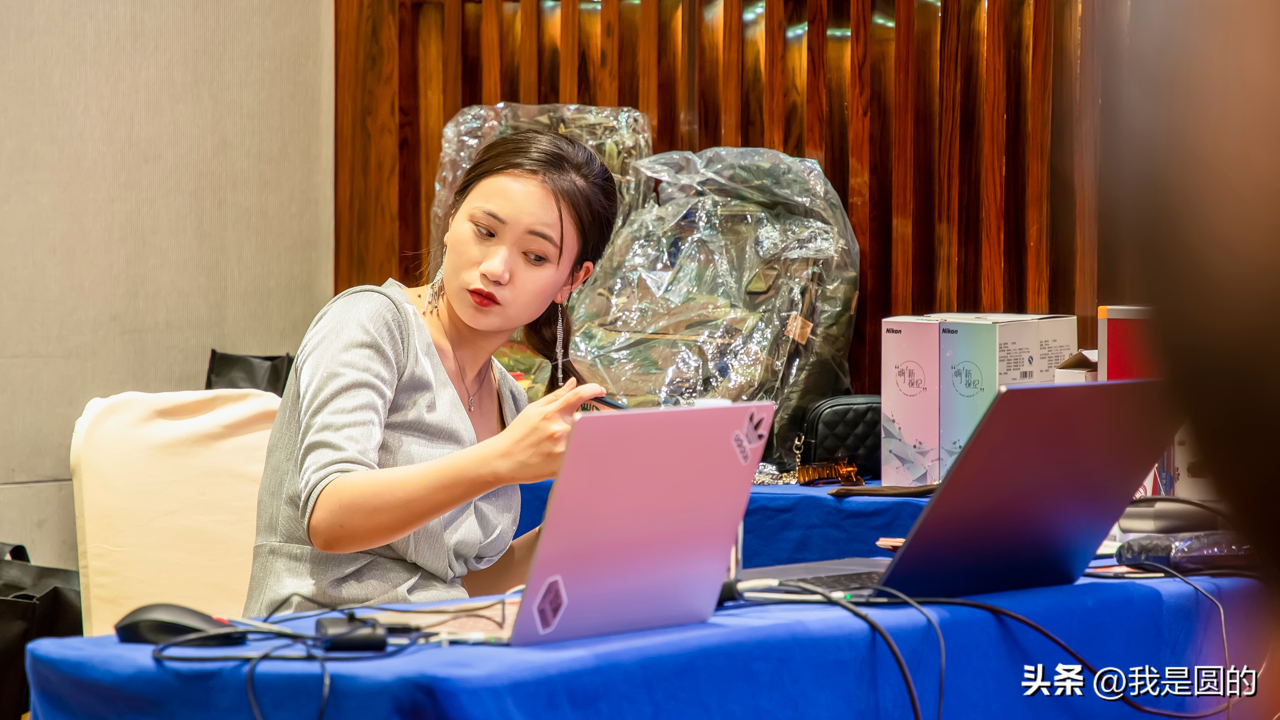 主持途中的主持人（原创摄影+随笔300字）