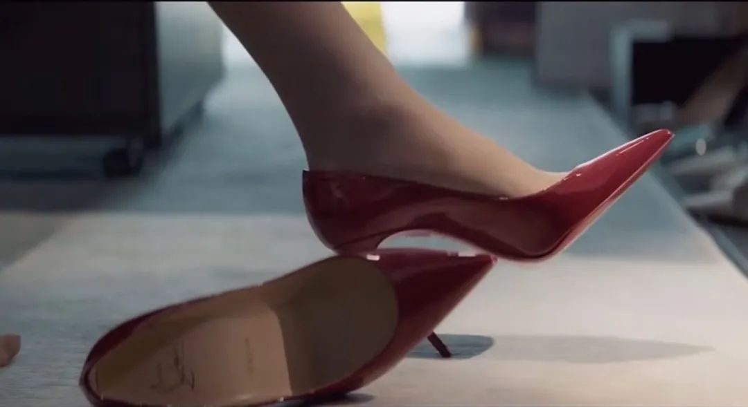 她穿高仿，偷文凭，撒谎无数终成上等人，但谁有资格说她虚荣？