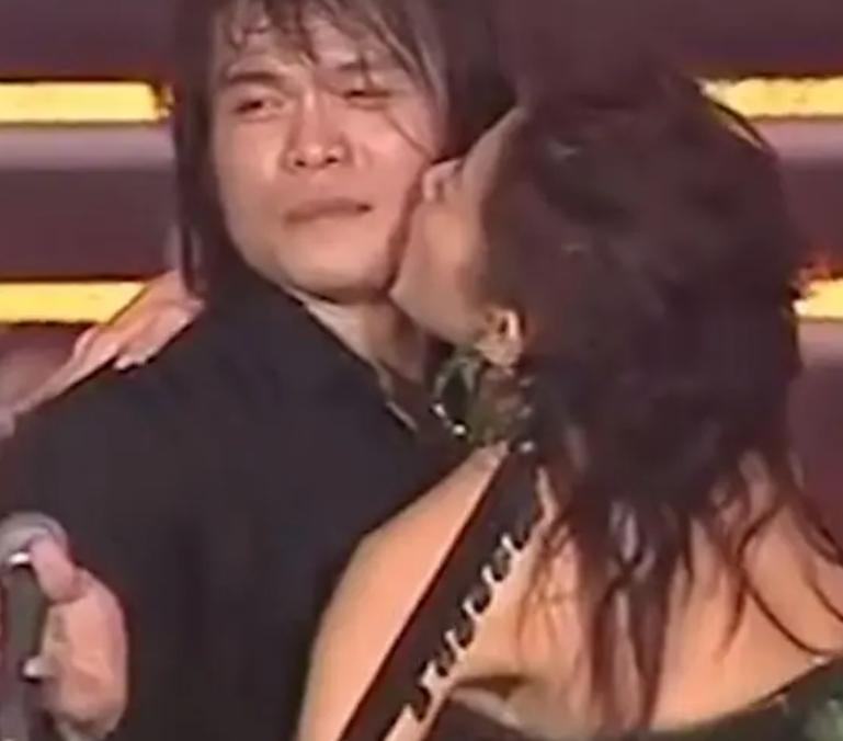 伍佰神级演唱会大合集,伍佰为什么被称为摇滚皇帝